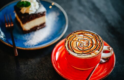 Kawa i deser w Lobby Café & Bar w Karpaczu.