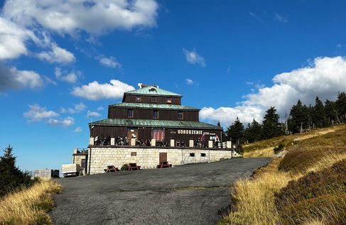 Gebäude der Schutzhütte PTTK Odrodzenie