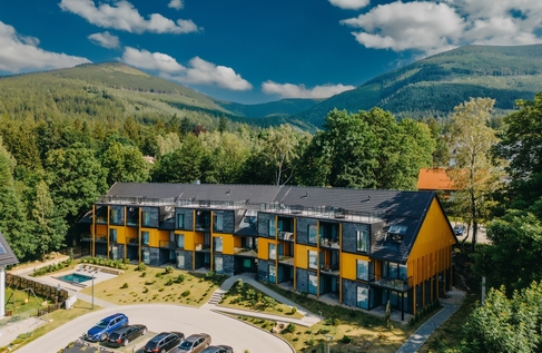Green Adults 16+ w Karpaczu z widokiem na Karkonosze.