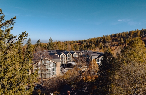 Green Mountain w Karpaczu w otoczeniu Karkonoszy.