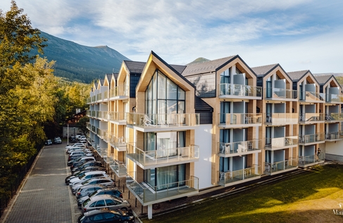 Green Mountain Hotel w Karpaczu na tle Karkonoszy.