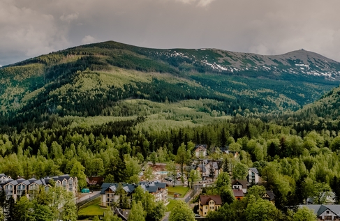 Green Mountain w Karpaczu na tle Karkonoszy i Śnieżki.