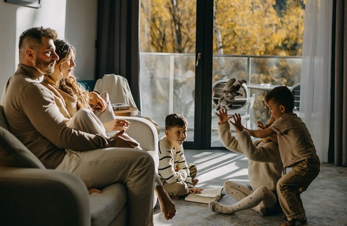 Rodzina spędzająca wspólny czas w pokoju hotelowym w Green Mountain Hotel.