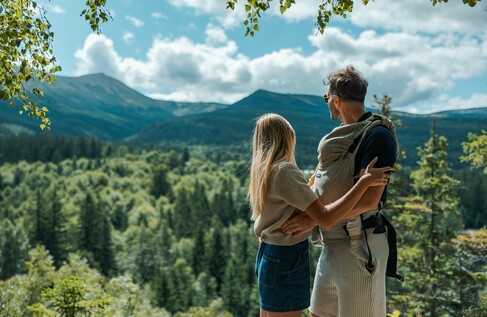 Rodzinny wypoczynek w Karkonoszach z widokiem na góry.