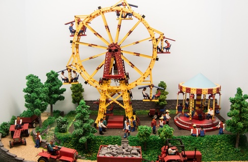Model diabelskiego młyna z klocków LEGO w muzeum techniki.