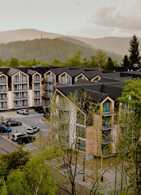 Green Mountain Hotel w Karpaczu z widokiem na Karkonosze.