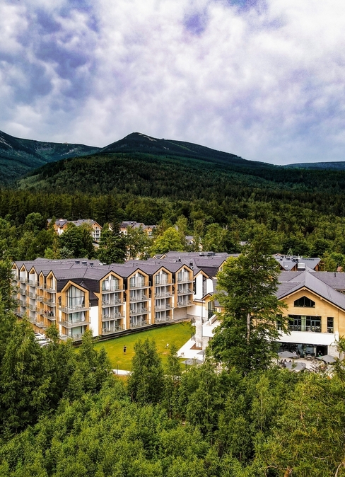 Green Mountain Hotel w Karpaczu na tle Karkonoszy.
