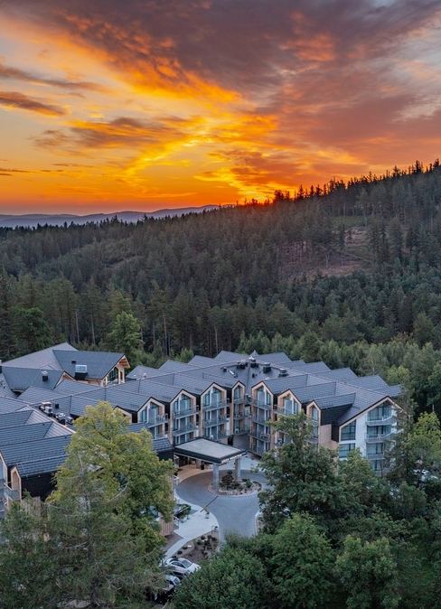 Pięciogwiazdkowy hotel Green Mountain w Karpaczu - widok z lotu ptaka. W tle Kotlina Jeleniogórska o zachodzie Słońca.