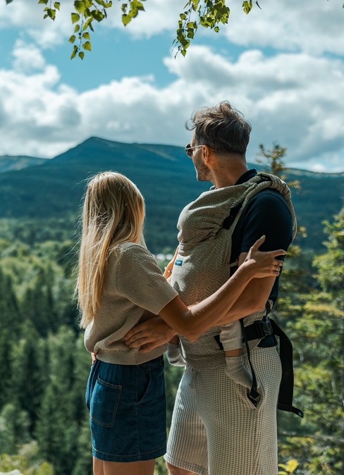 Rodzinny wypoczynek w Karkonoszach z widokiem na góry.