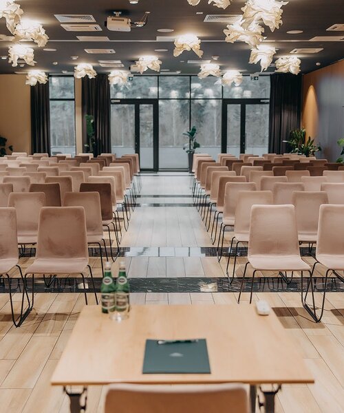 Sala konferencyjna w Green Mountain przygotowana do konferencji.