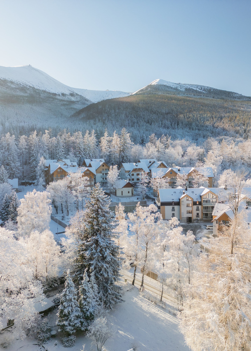 Green Mountain zimą w otoczeniu ośnieżonych Karkonoszy.