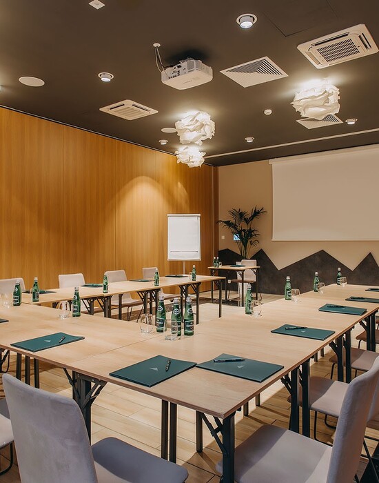 Sala konferencyjna w Green Mountain przygotowana do spotkania biznesowego.