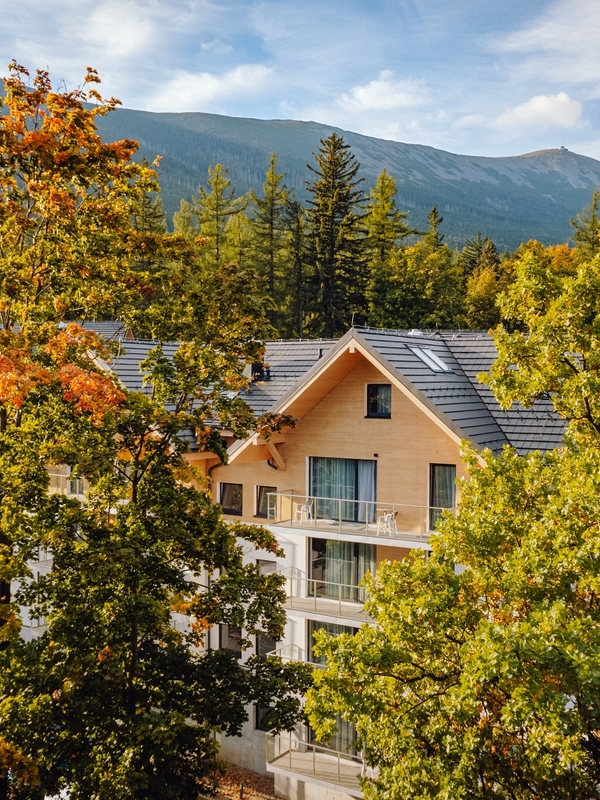 Green Apartments w Karpaczu w otoczeniu jesieni w Karkonoszach.