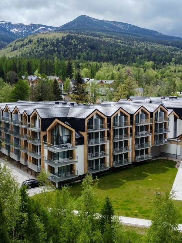 Green Mountain - pięciogwiazdkowy hotel w Karpaczu z górami w tle.