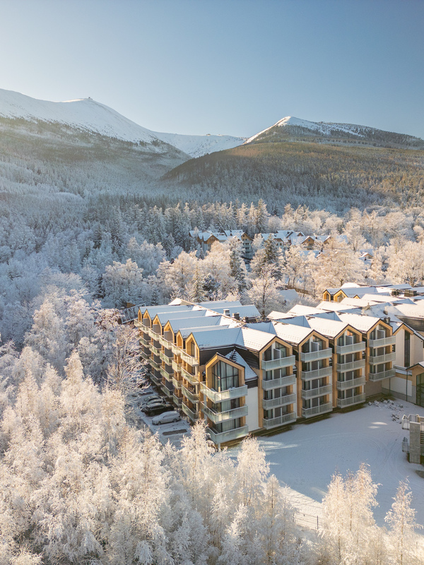 Green Mountain zimą z widokiem na ośnieżoną Śnieżkę i Karkonosze.