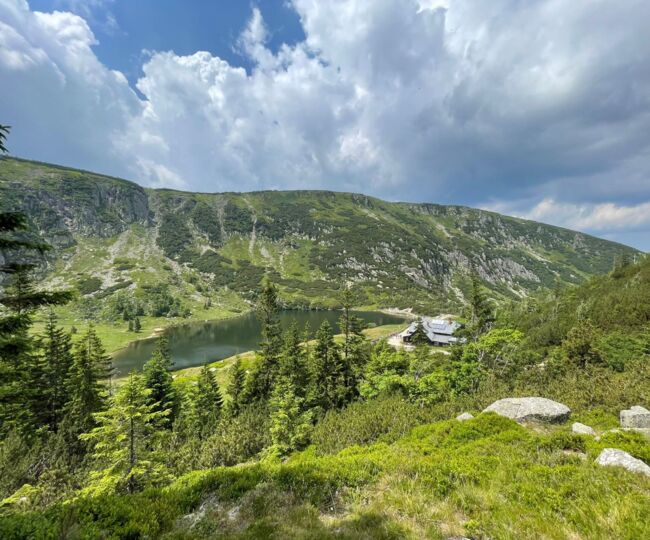 Widok na Kocioł Małego Stawu, Schronisko PTTK Samotnia oraz Drogę Przyjaźni Polsko-Czeskiej.