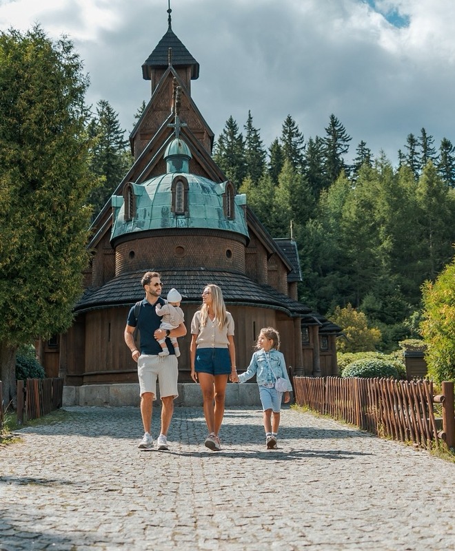 Świątynia Wang w Karpaczu – rodzinna atrakcja w Karkonoszach.