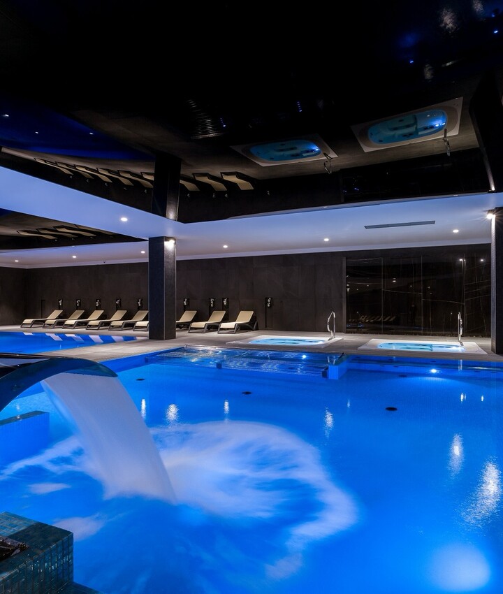 Fotografie u bazénu ve wellness zóně pětihvězdičkového Green Mountain Hotel,