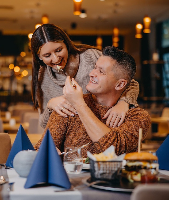 Rodzinny posiłek – restauracja w Karpaczu przyjazna rodzinom z dziećmi.