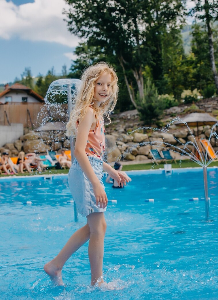 Basen zewnętrzny dla dzieci w Green Mountain – hotel z basenem w Karpaczu.