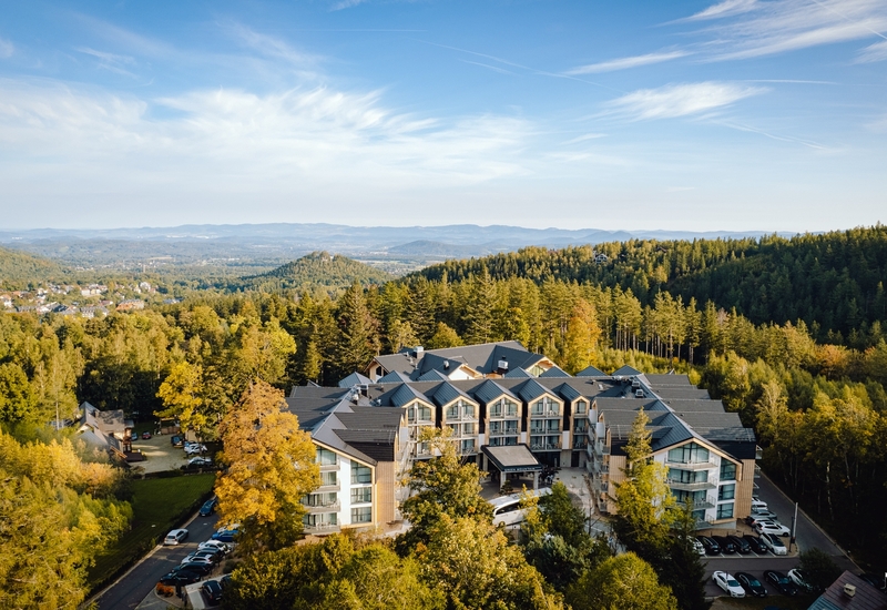 Bird’s-eye view of Green Mountain in Karpacz—hotel & apartments in forested mountains.
