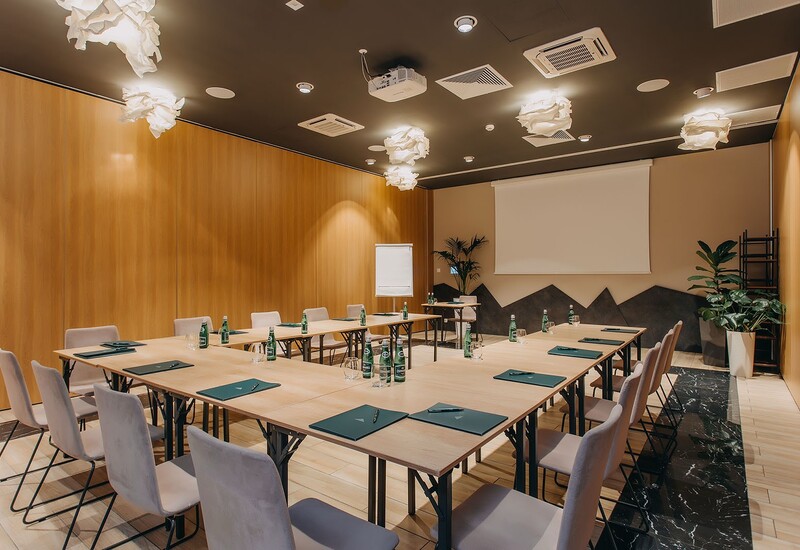Sala konferencyjna w Green Mountain przygotowana do spotkania biznesowego.