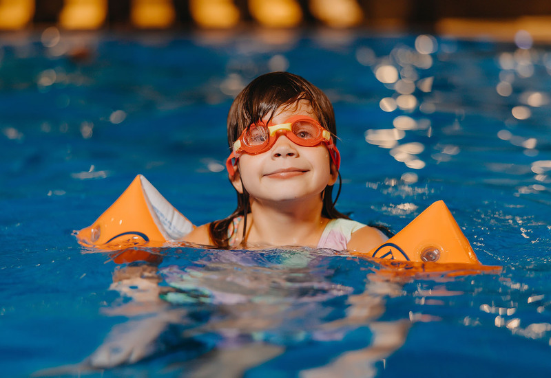 Family time by the pool at Green Mountain – a hotel for children in Karpacz.