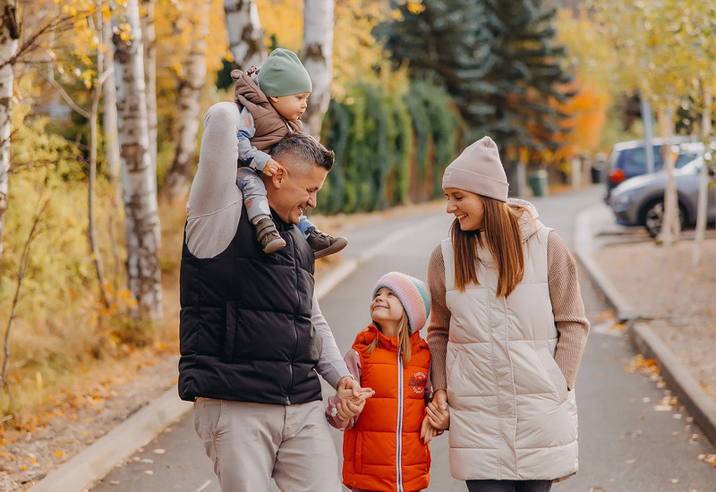 Strolling past autumn trees during your stay at Green Mountain Hotel***** & Apartments, Karpacz.