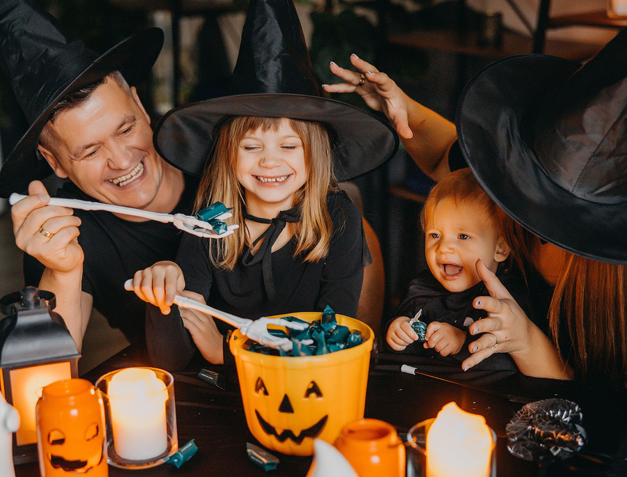 Rodzina świętuje Halloween w hotelu.