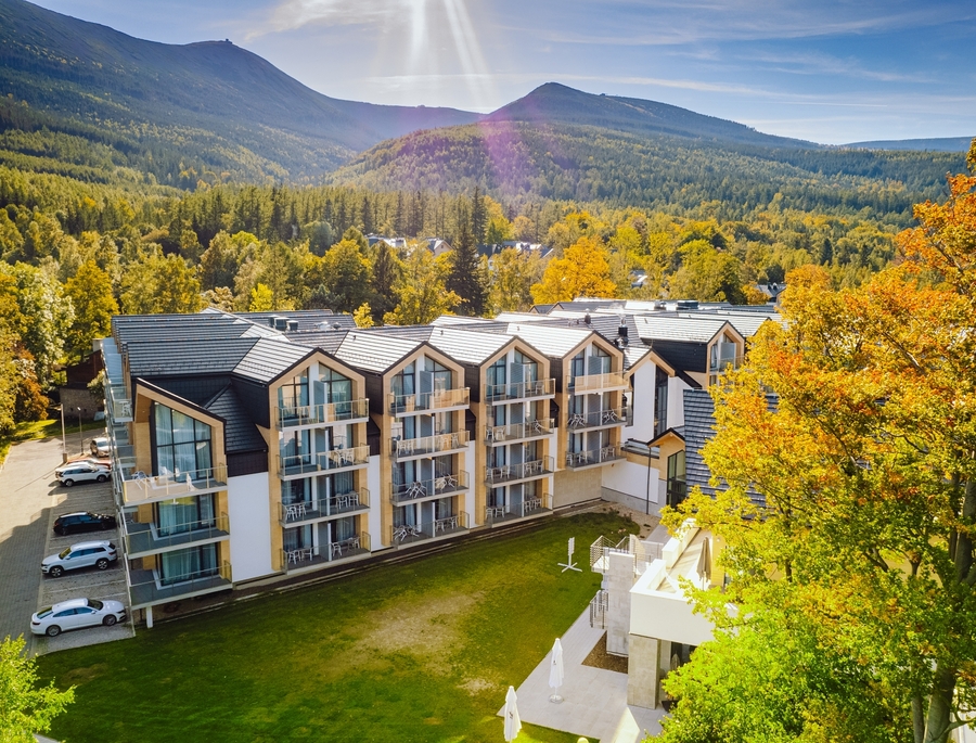 Green Mountain w Karpaczu jesienią z widokiem na Karkonosze.