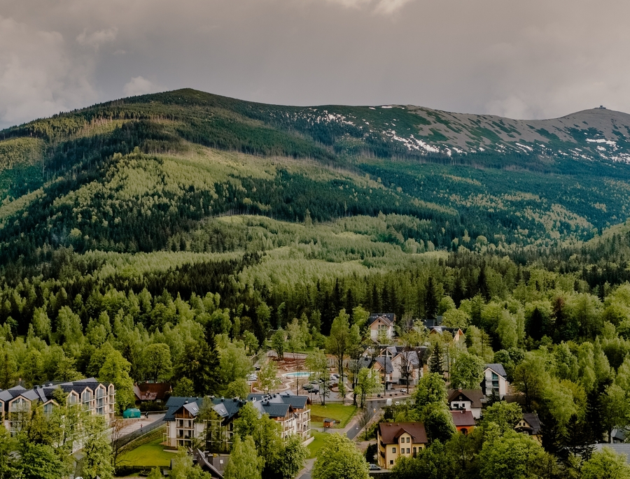 Green Mountain w Karpaczu na tle Karkonoszy i Śnieżki.