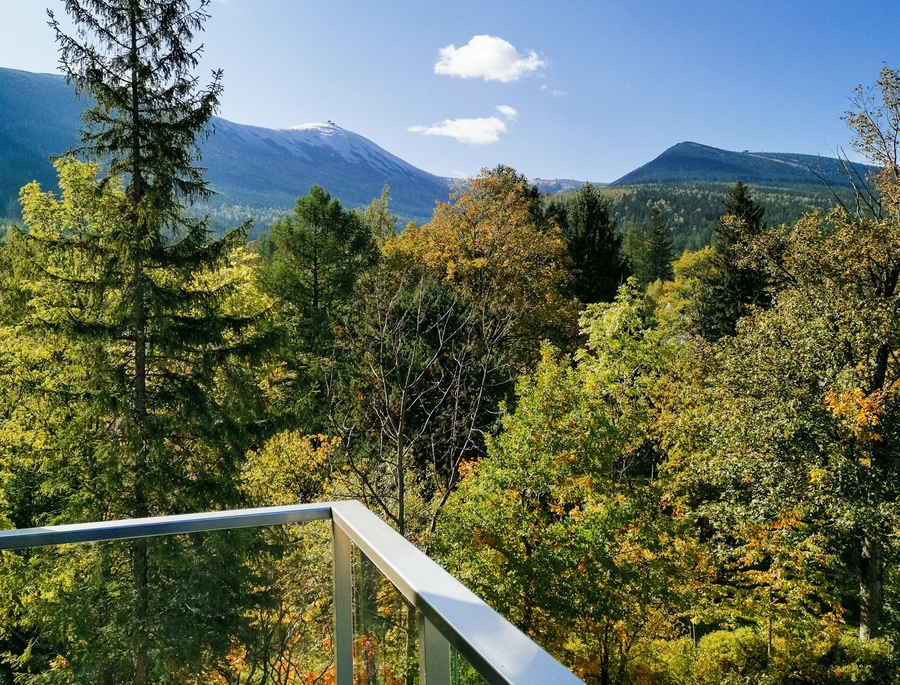 Widok na Śnieżkę i Karkonosze z Green Mountain w Karpaczu.
