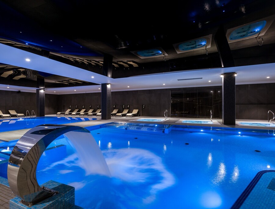 Zdjecie basenu w strefie wellness w pięciogwiazdkowym hotelu Green Mountain w Karpaczu.