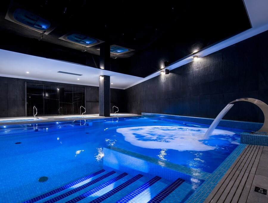 Kryty basen z masażem wodnym w strefie SPA w Green Mountain w Karpaczu.