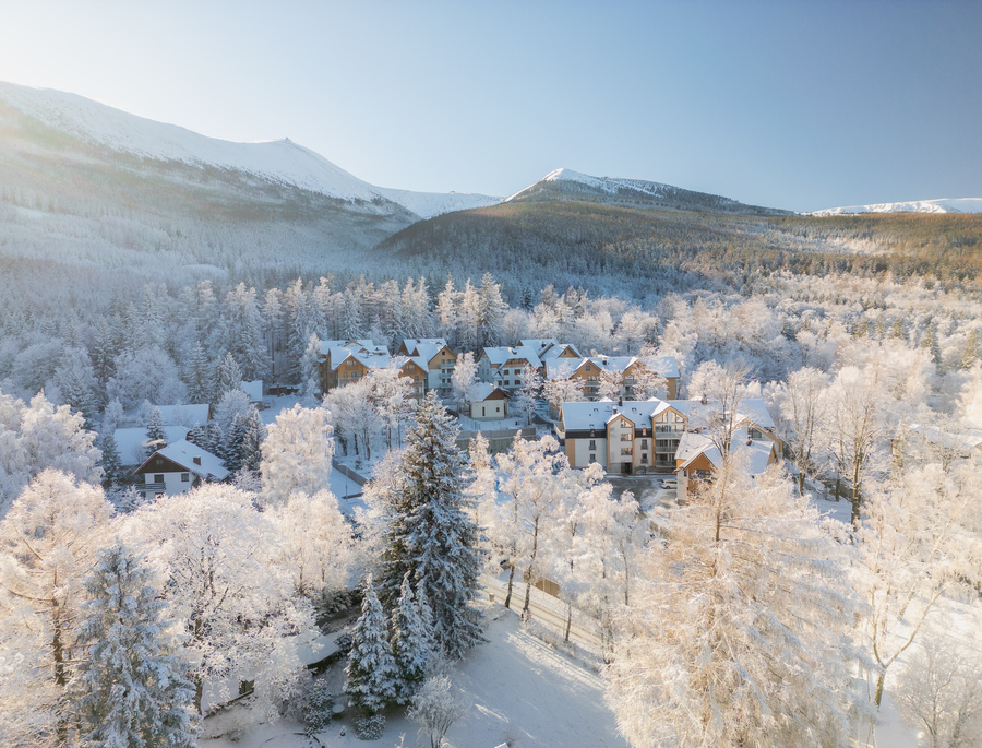 Green Mountain zimą w otoczeniu ośnieżonych Karkonoszy.