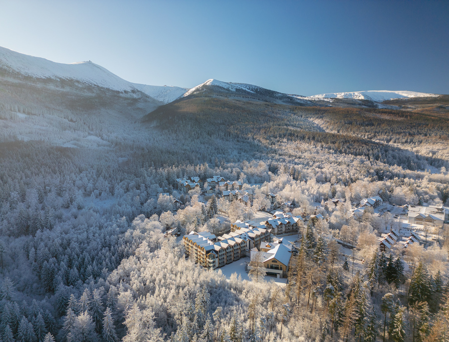 Panorama: verschneiter Green Mountain und ruhiger Wald in Karpacz.