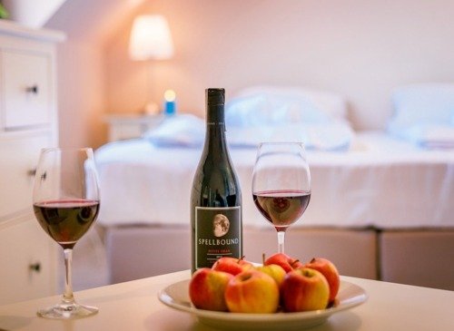 Stare Sady Port Mikołajki pokój chillout wino owoce