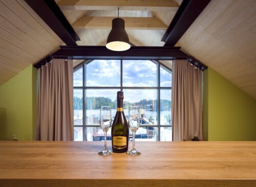 kamienica portowa mikołajki szampan w pokoju