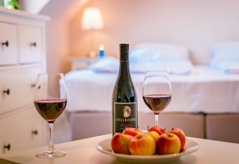 Stare Sady Port Mikołajki pokój chillout wino owoce