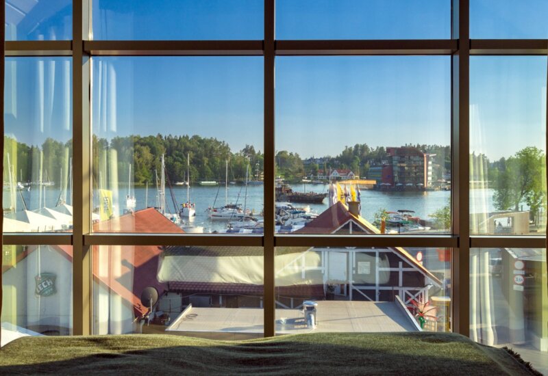 kamienica portowa mikołajki pokój z widokiem na jezioro