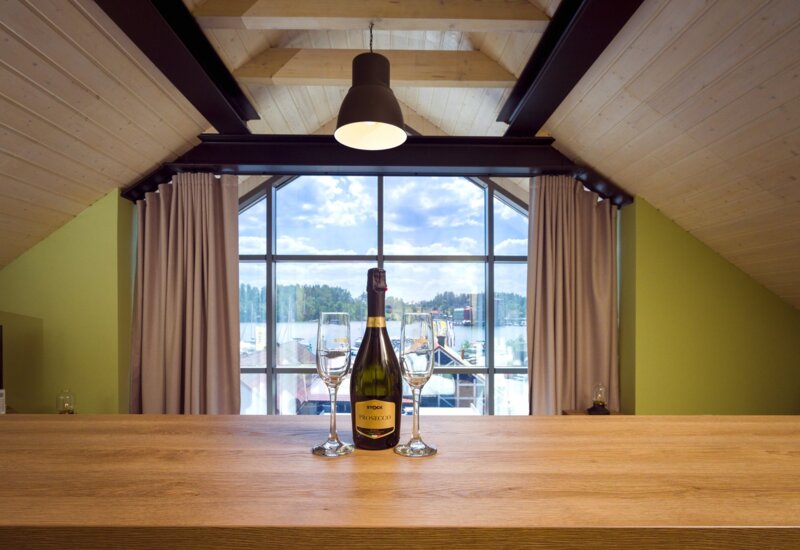 kamienica portowa mikołajki szampan w pokoju