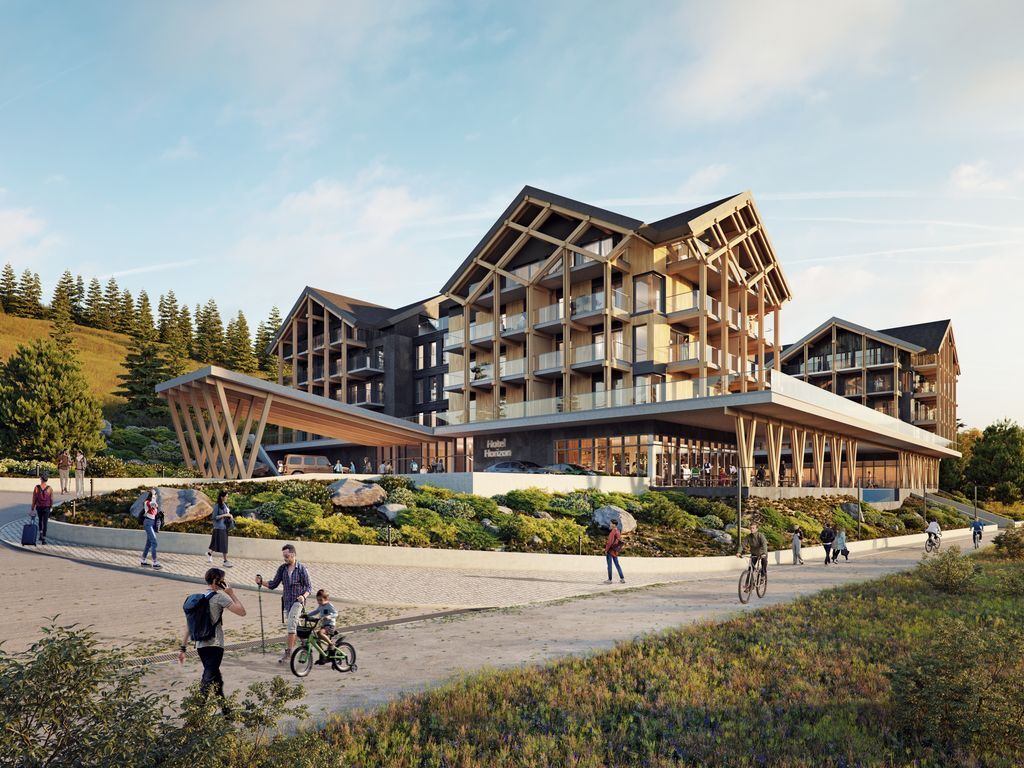 Górski hotel w stylu chalet z drewnianą konstrukcją, balkonami i zadaszonym wejściem, tarasową restauracją i gośćmi spacerującymi i na rowerach.