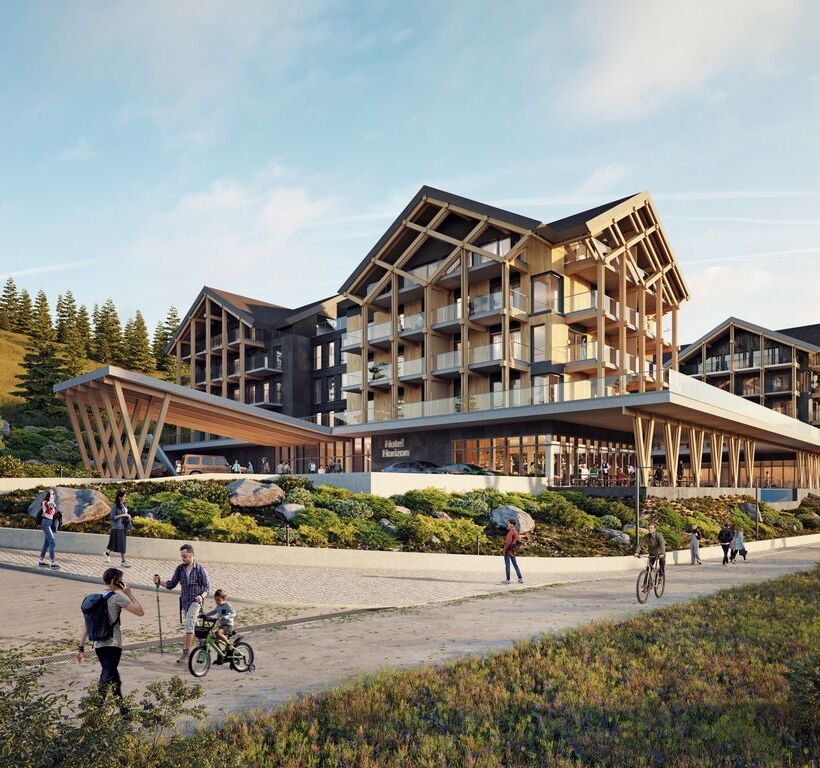 Górski hotel w stylu chalet z drewnianą konstrukcją, balkonami i zadaszonym wejściem, tarasową restauracją i gośćmi spacerującymi i na rowerach.