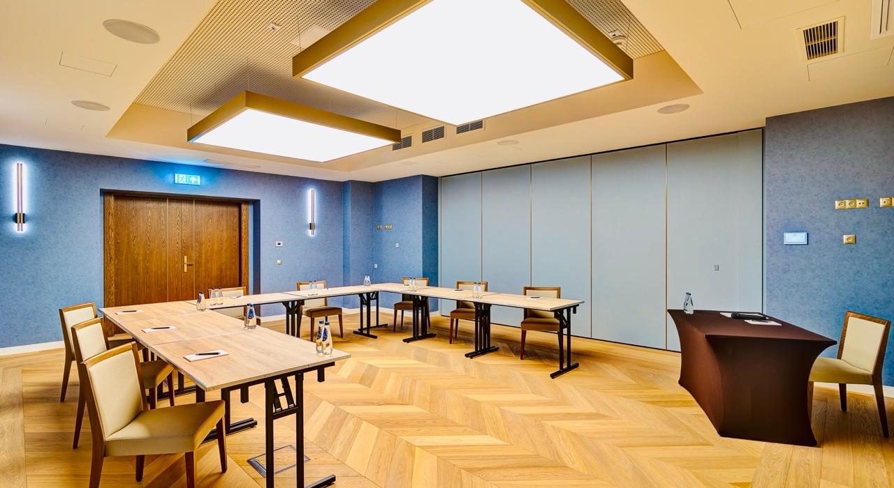 Przestrzeń konferencyjna z możliwością dowolnej aranżacji stołów