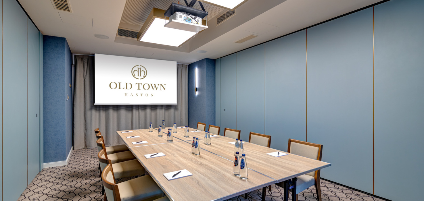 Sala szkoleniowa z flipchartem i wygodnymi fotelami dla uczestników