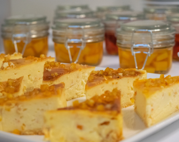 Przerwa kawowa podczas konferencji – filiżanki kawy, herbata, ciastka i świeże soki