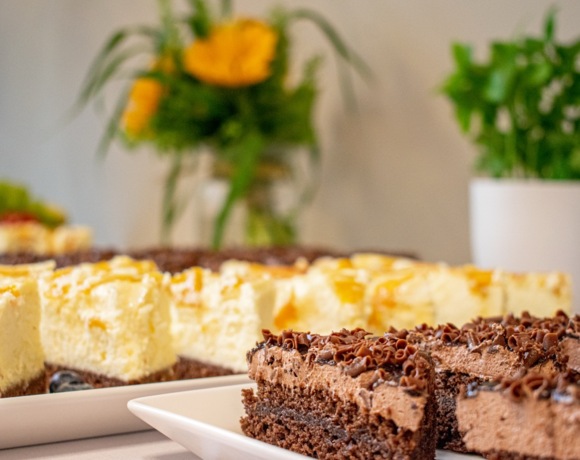 Catering konferencyjny z daniami wegetariańskimi i tradycyjnymi, przygotowany dla gości biznesowych