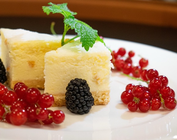 Przykładowy catering konferencyjny: świeże owoce, kanapki, ciasta i napoje na stole bufetowym