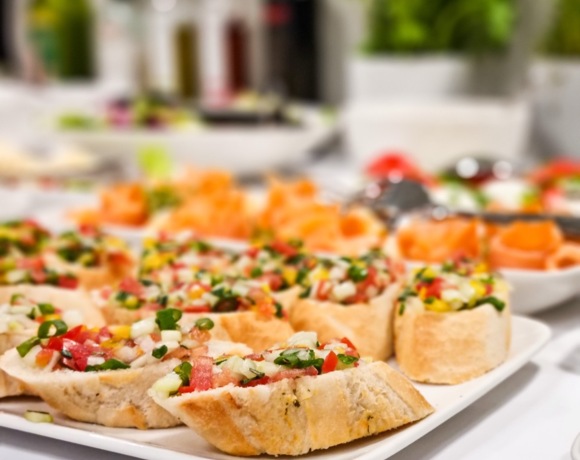 Przerwa kawowa podczas konferencji – filiżanki kawy, herbata, ciastka i świeże soki dla gości