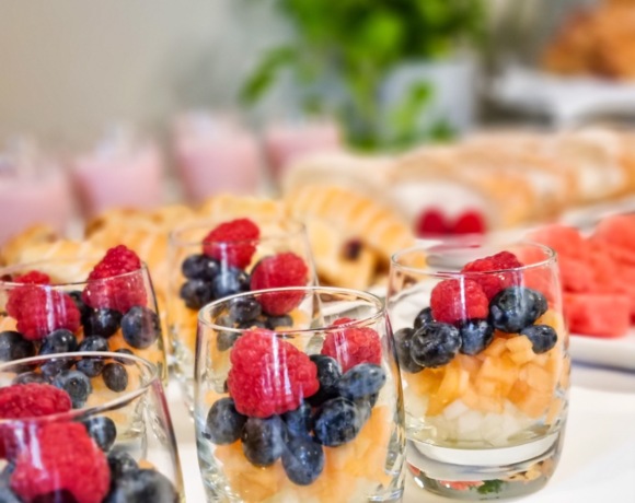 Bufet konferencyjny z wyborem świeżych kanapek, owoców i słodkich przekąsek